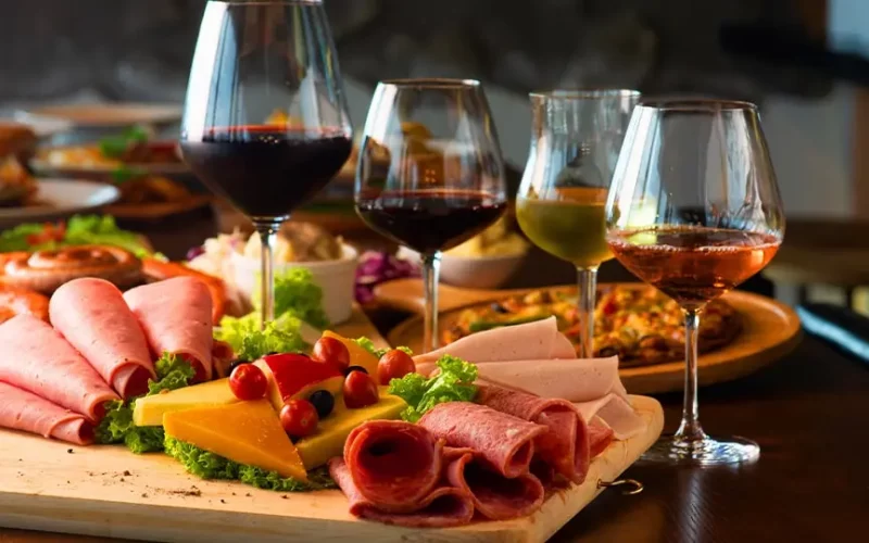 plancha de charcuterie et vin pour bar à vin près de Barsac